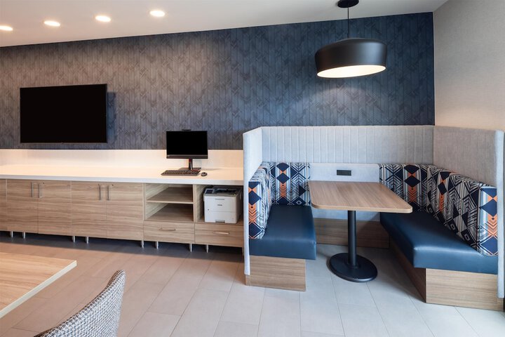 Business Center 39 of 52