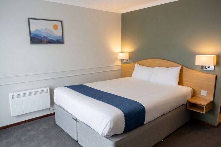 Room 4 of 16