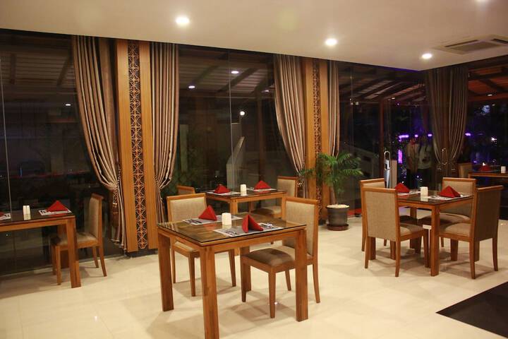 Dining 33 of 45