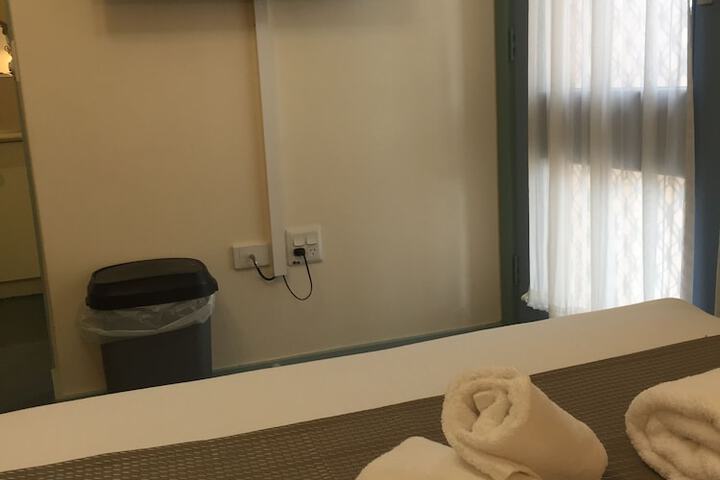 Room 6 of 42
