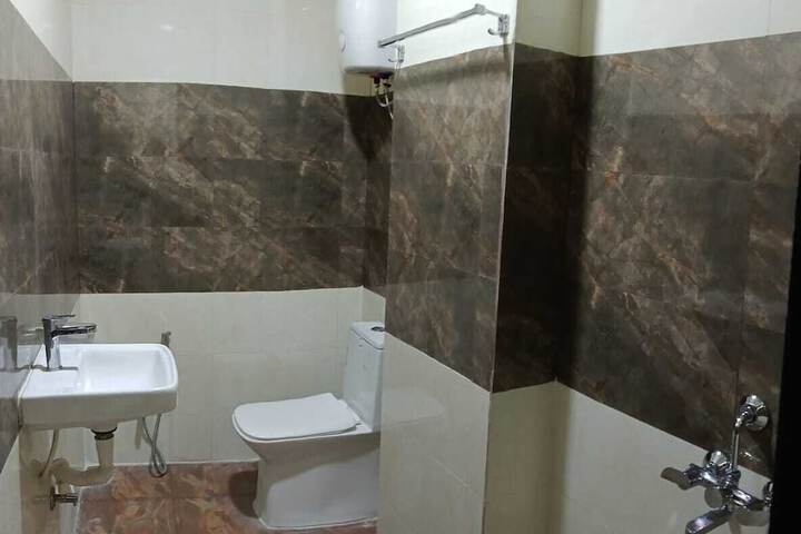 Room 5 of 8