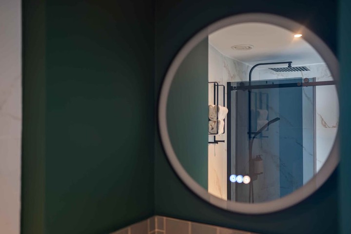 Room 43 of 100