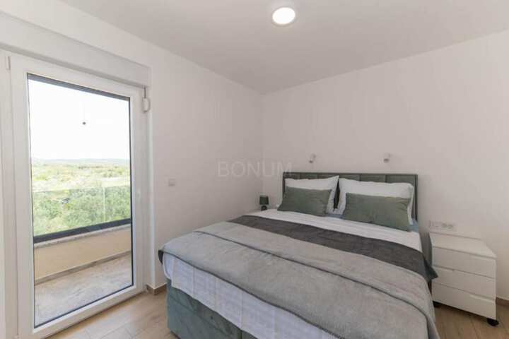 Room 10 of 33