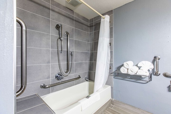 2 Queen Beds Executive Room Living Room Wet Bar Microwave and Refrigerator Bath and Shower Full Breakfast (12 of 34)