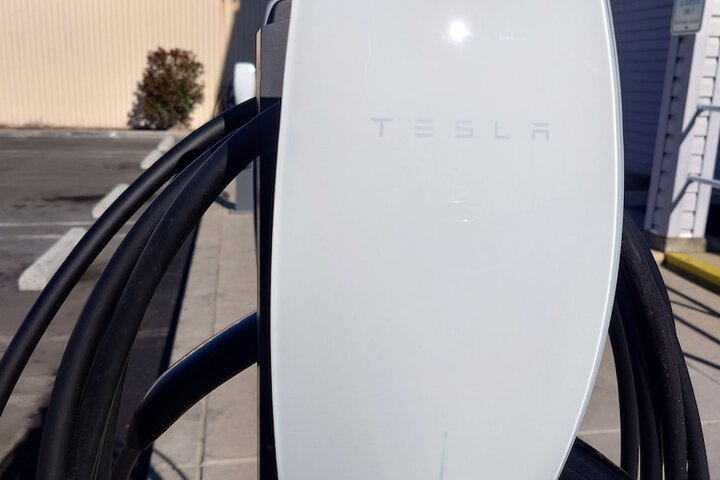 Electric vehicle charging station