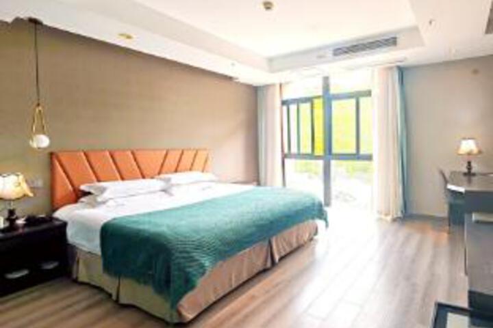 Room 9 of 11