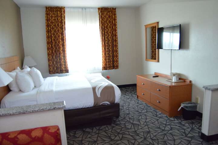 1 King Bed (4 of 8)