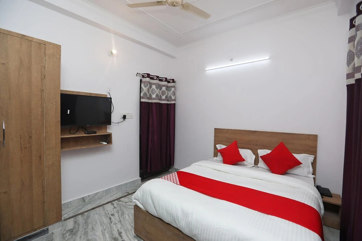 Room 6 of 12