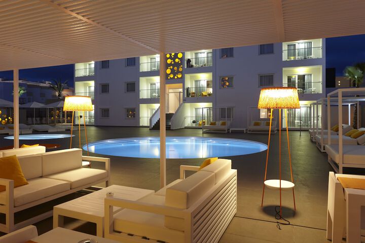 Hotel Pool