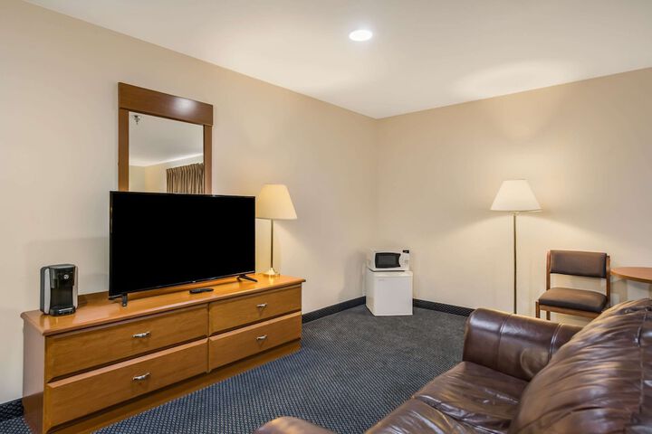 1 King Bed Accessible (3 of 17)