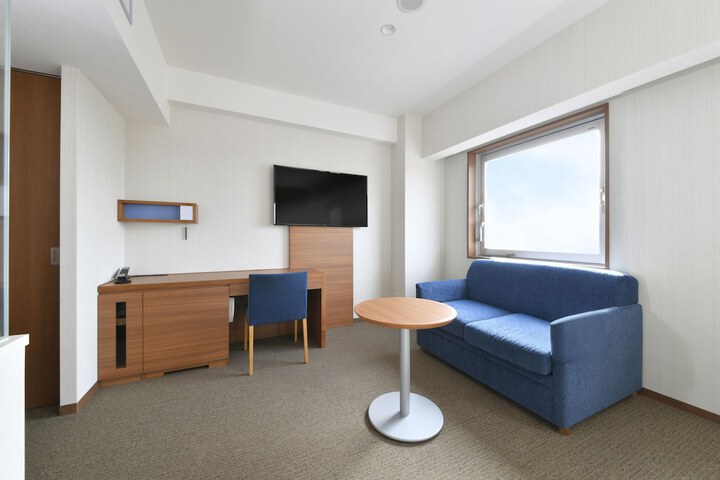 Room 12 of 28