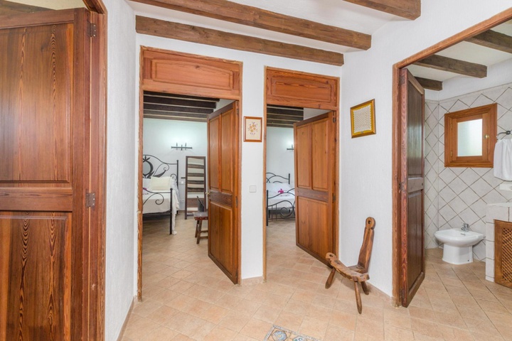 Room 4 of 18