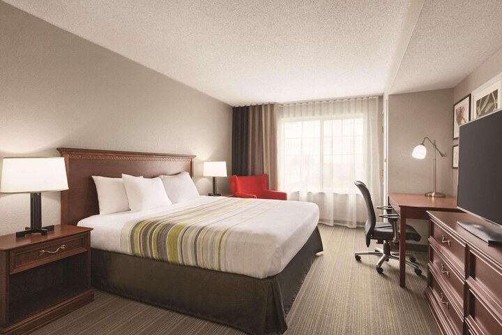 1 King Bed (5 of 8)