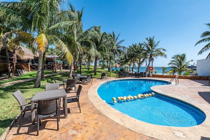 Hotel Pool