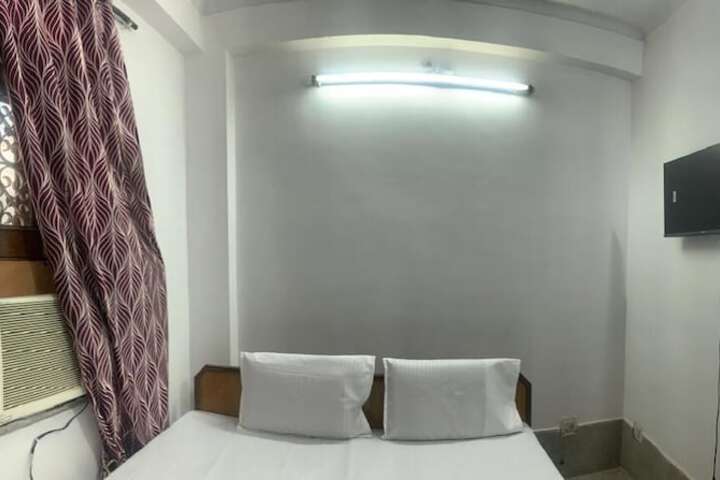 Room 35 of 60