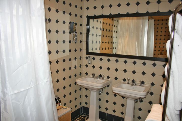 Room 33 of 68