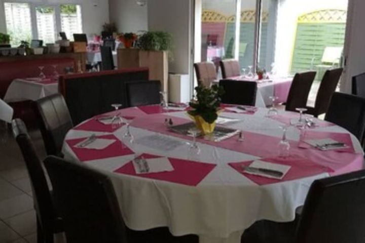 Dining 16 of 24