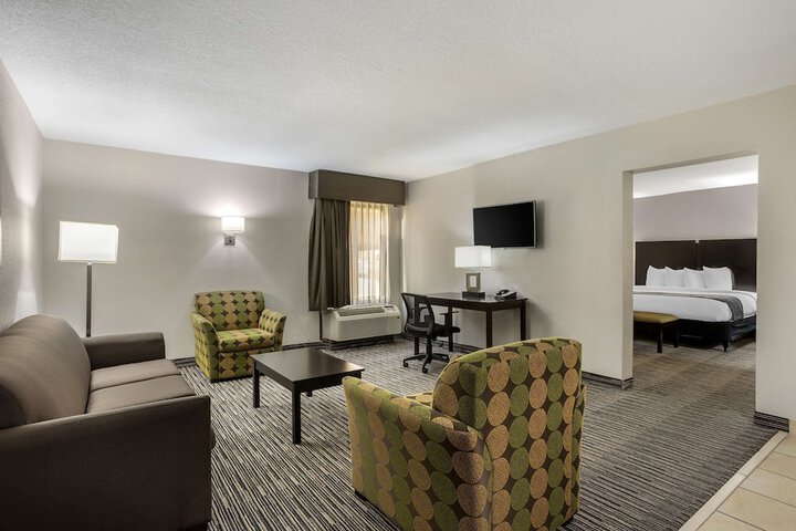 1 King Bed Microwave and Refrigerator WiFi Full Breakfast (8 of 22)