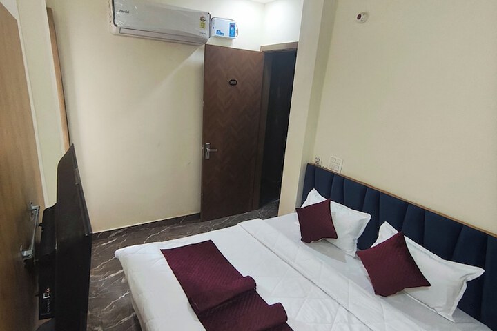 Room 4 of 10