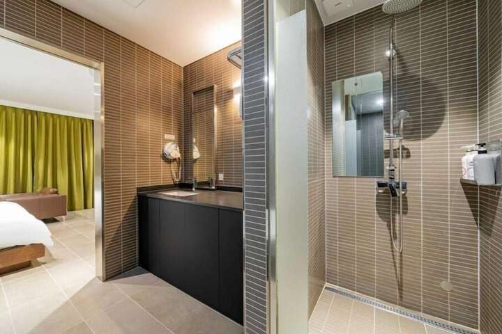 Room 4 of 20