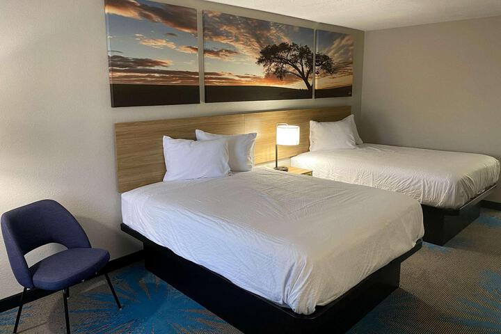2 Queen Beds (13 of 15)