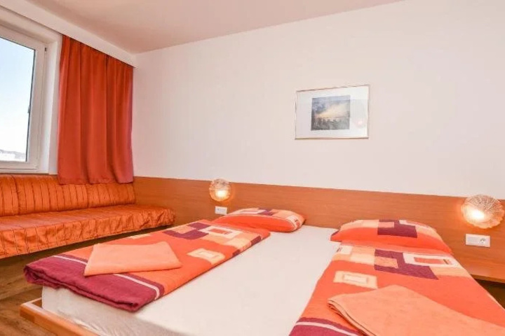 Room 5 of 28