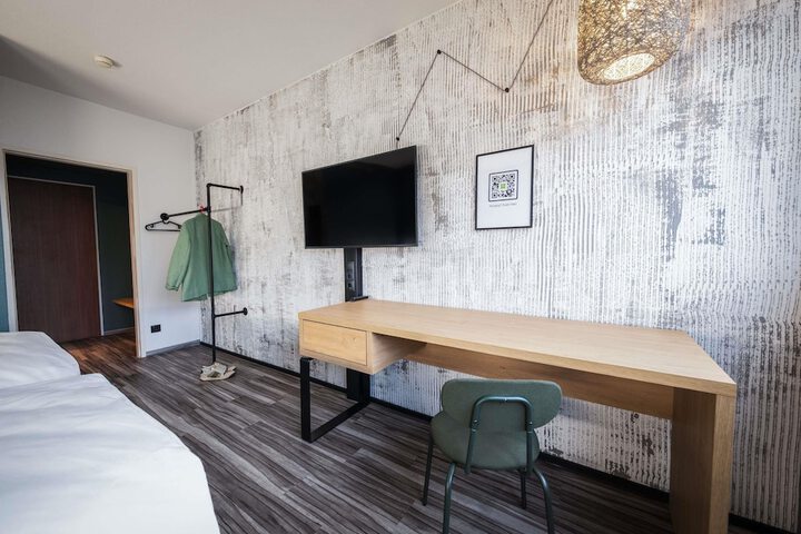 Room 33 of 189
