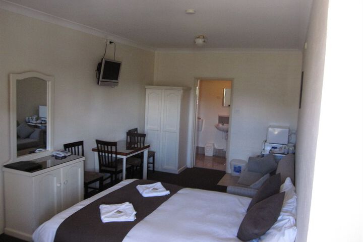 Room 4 of 13