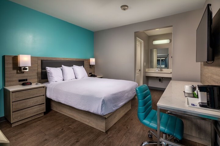 1 Queen Bed Business Room (16 of 23)