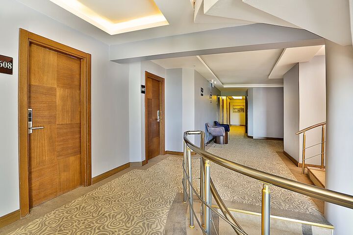 Ballroom/Hall 83 of 84