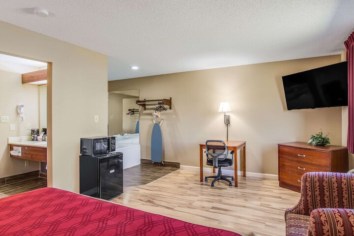 1 King Bed Accessible (7 of 12)