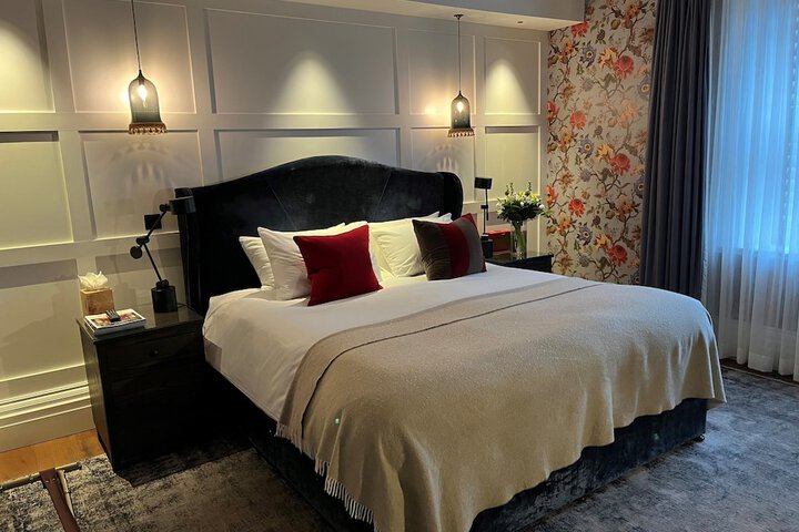 Room 3 of 90