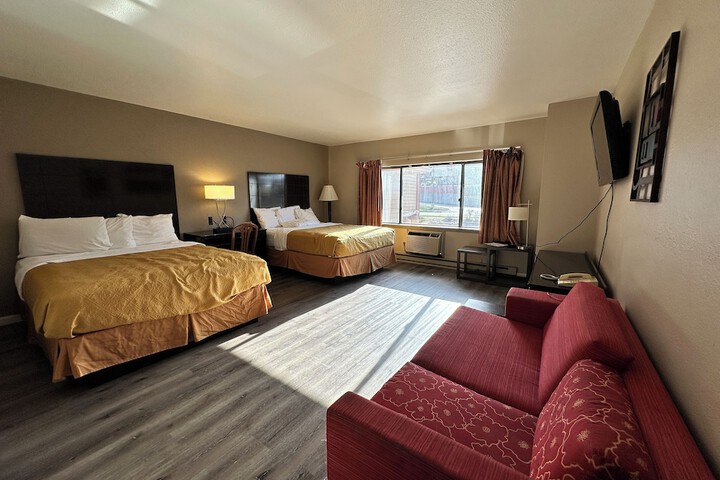 2 Queen Beds (6 of 12)