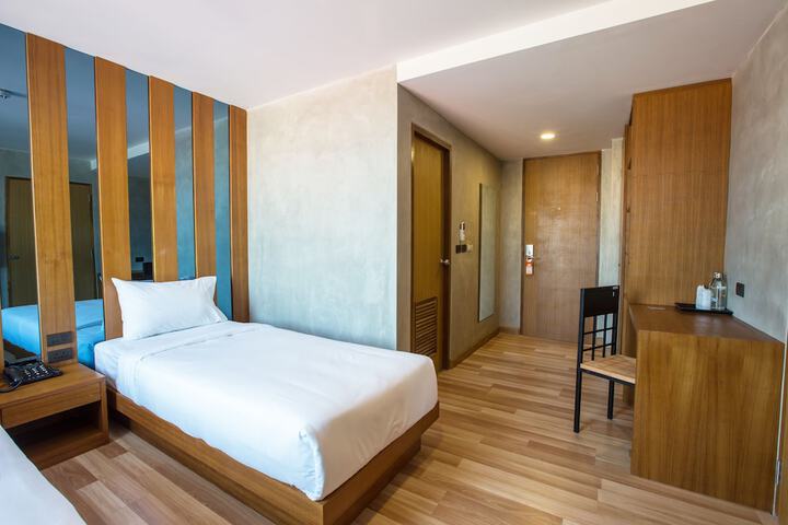 Room 7 of 33