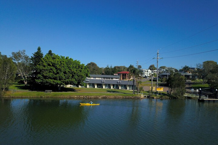 Hibiscus Lakeside Motel
