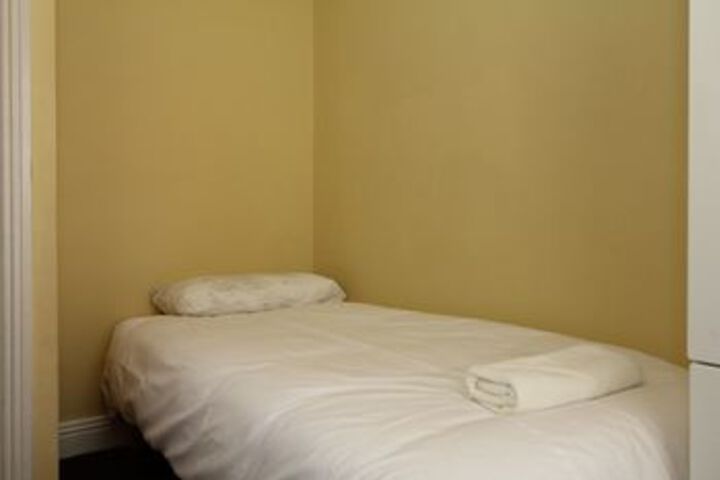 Room 4 of 11
