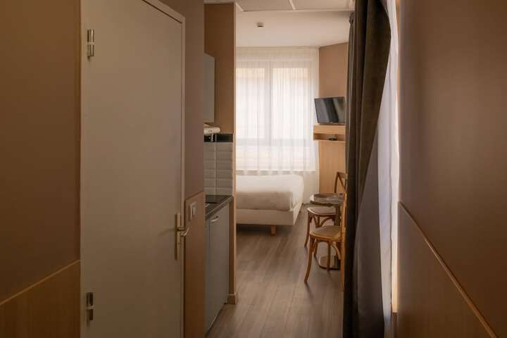 Room 16 of 42