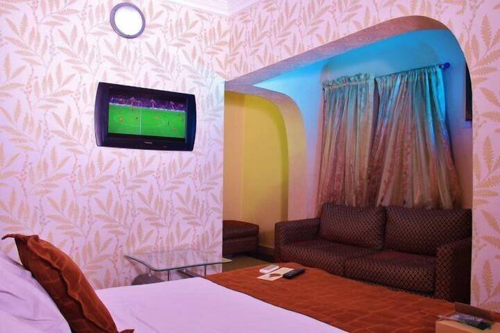 Room 5 of 9