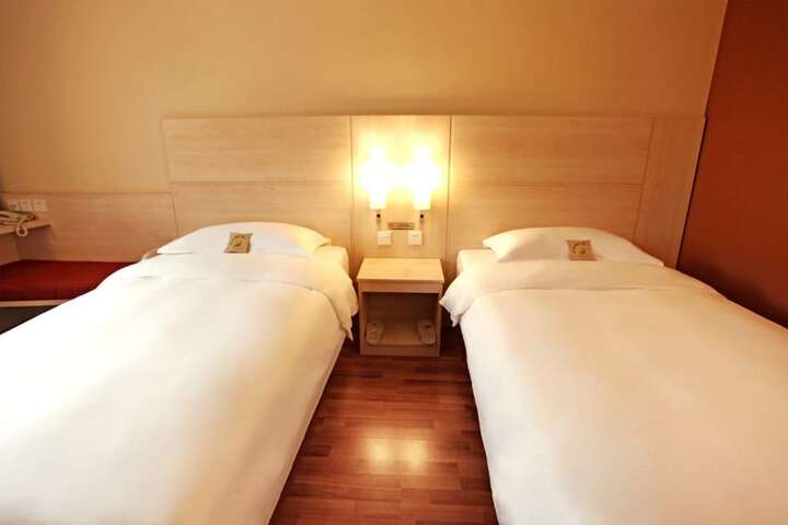 Room 4 of 40