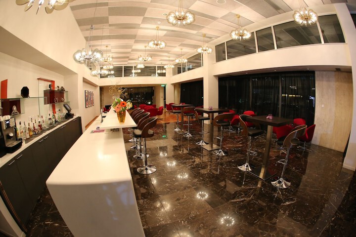Lounge 19 of 32