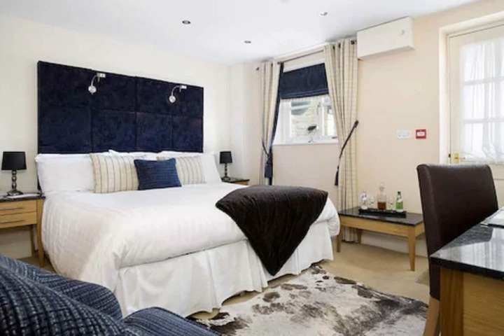 Room 9 of 37