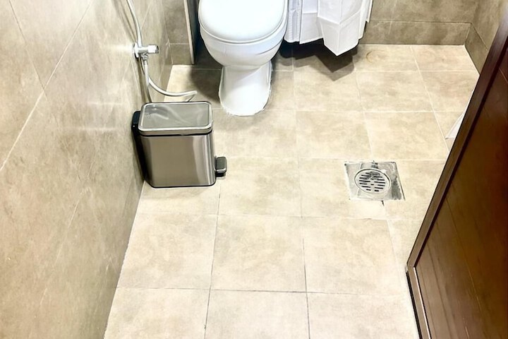 Room 8 of 33