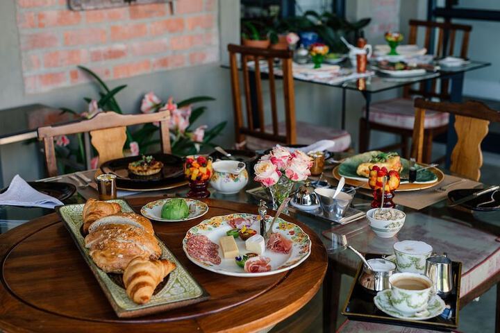 Breakfast/Coffee Service 125 of 162