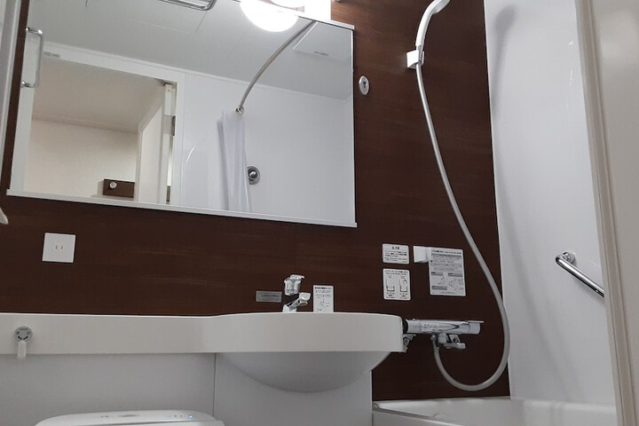 Room 6 of 8