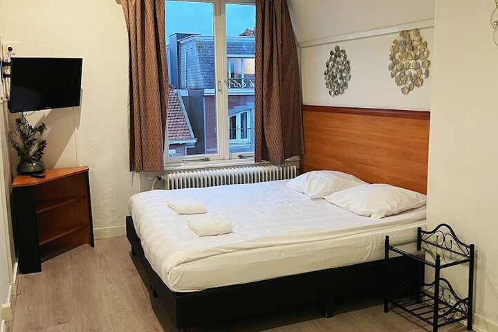 Room 7 of 32