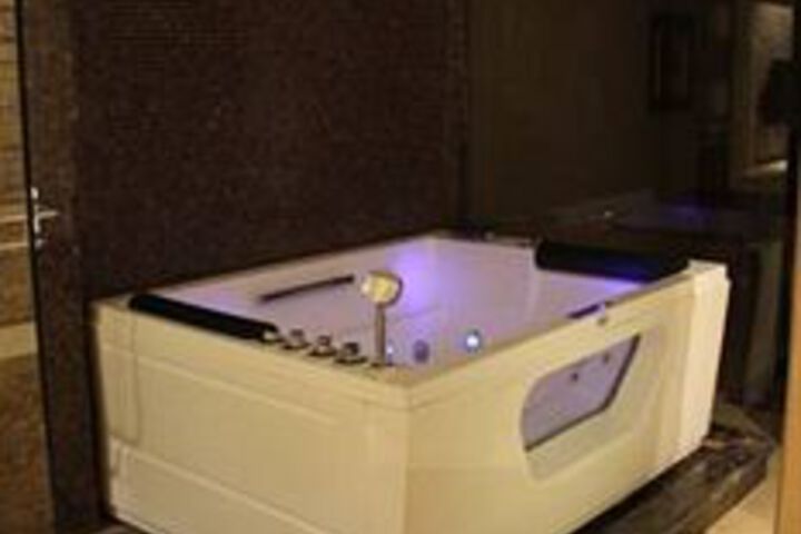 Hot Tub 14 of 33