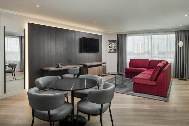 Room 28 of 107
