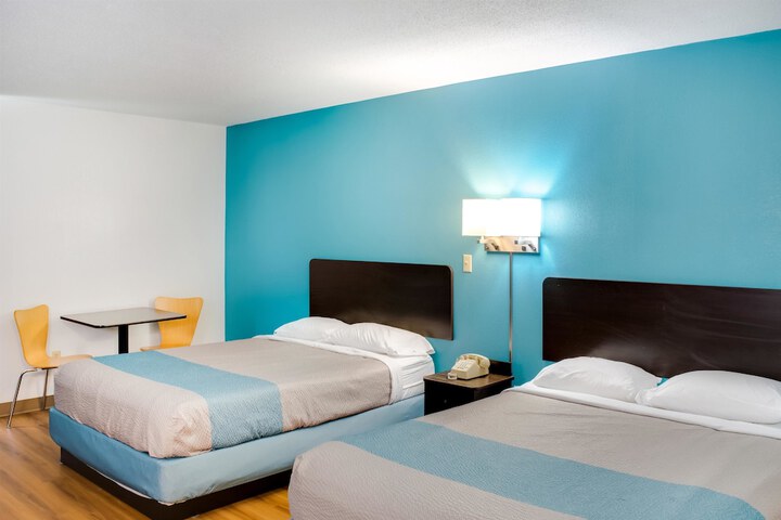 1 Queen Bed (3 of 8)