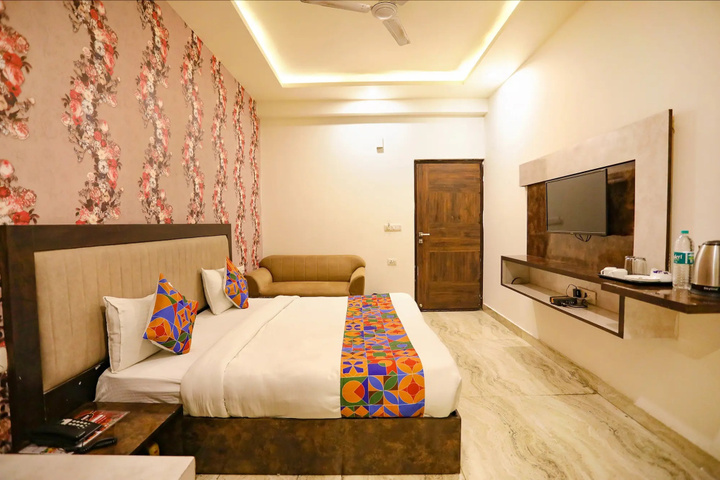 Room 4 of 18