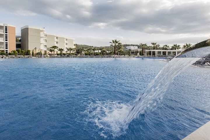 Hotel with Pool